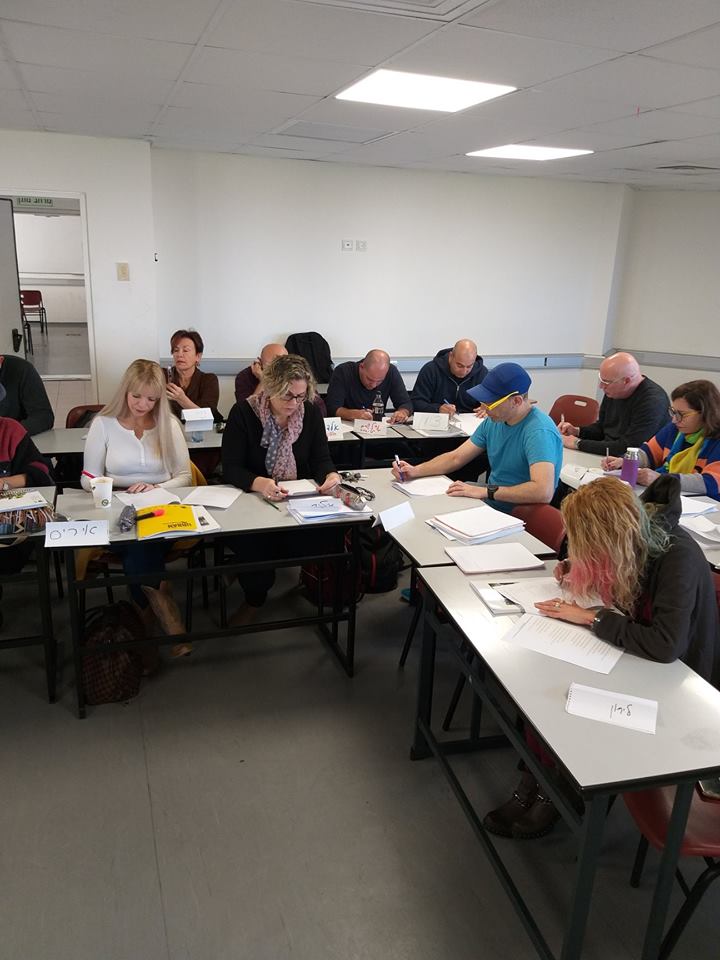 לומדים ומתרגלים במהלך קורס מדריכי טיולים בחו"ל